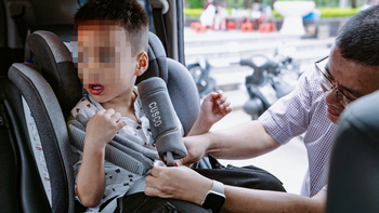 Ô tô cũ không có đầu chờ, lắp thiết bị an toàn cho trẻ ra sao?