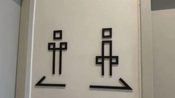 Thanh niên ôm đầu không biết 'đâu là nhà vệ sinh nam'