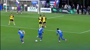 Pha dàn xếp đá phạt lừa đối thủ và khán giả