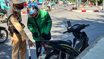 Công an Hà Nội xử lý loạt tài xế che, dán biển số xe