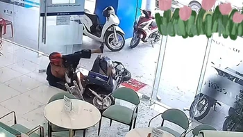 Đi đứng kiểu này tốn cửa kính lắm