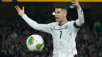 Ronaldo ‘thi triển võ thuật’ nhận thẻ đỏ trực tiếp ở vòng loại World Cup