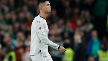 Ronaldo bị ‘gửi về nhà’ sau thẻ đỏ trực tiếp đầu tiên ở tuyển Bồ Đào Nha