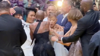 Chân dung fan cuồng 'tấn công' Ariana Grande trên thảm đỏ