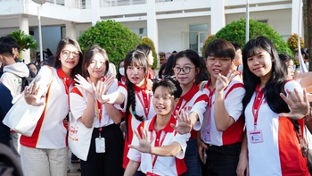 Hơn 1.000 tân sinh viên khoác áo blouse trắng tại Trường ĐH Y dược Buôn Ma Thuột