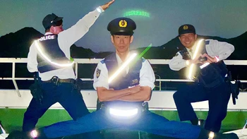 Sự thật đằng sau tấm ảnh cảnh sát hóa... 'siêu nhân điện quang'