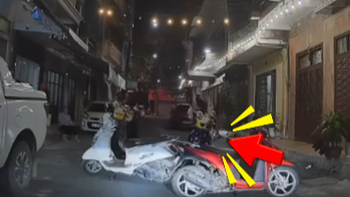 Nhóm phụ nữ lớn tuổi chặn xe máy giữa đường để... tập văn nghệ