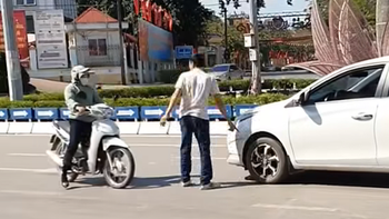 Tài xế ô tô đi ngược chiều đòi bắt đền xe máy đi đúng đường