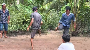 Hai thanh niên ngã sấp mặt vì chơi chọi gà bằng chân quá nhiệt tình