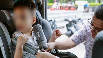 Cục CSGT: Có thể sử dụng ghế, đệm hoặc dây đai dành riêng phù hợp với trẻ trên ô tô