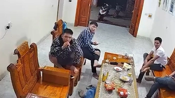 Tác hại của việc hát karaoke mà không có tay vịn