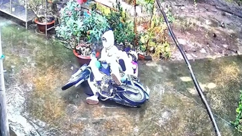 4 nữ sinh ngã dập mông vì nền bê tông trơn