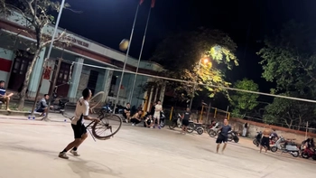 Cao thủ ôm xe đạp chơi bóng chuyền khiến đối thủ thua tâm phục khẩu phục