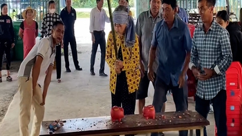 Quyết không đập trúng heo đất dù được con cháu nắm tay chỉ tận tình