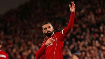 Fan ‘đau đớn vì Thủ môn Martinez ‘kiến tạo’ cho Salah ghi bàn