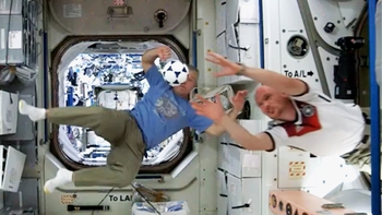 Phi hành gia chơi bóng đá cách Trái đất 400km