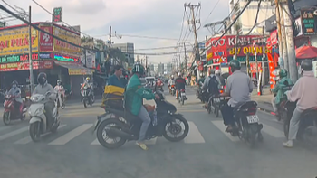 Tài xế dừng xe giúp người khiếm thị qua đường nhận cơn 'mưa tim'