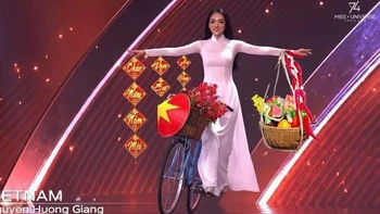 Ảnh chế Hương Giang 'làm xiếc' trên sân khấu Miss Universe
