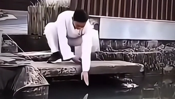 Sư phụ đau gối khi trổ tài khinh công 'chuồn chuồn chạm nước'