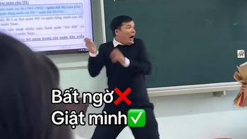 Thầy giáo giật bắt người khi trò đứng sau lưng tặng hoa 20-11