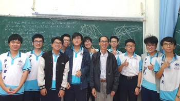 Nhớ bụi phấn trên mái tóc thầy cô - Kỳ 4: 'Mỗi lần gặp học trò tôi cũng lo chứ'