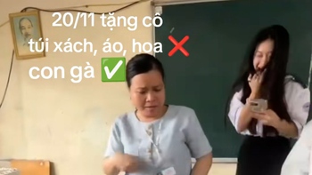 Cô giáo giật mình khi học trò tặng quà 20-11 là con gà trống
