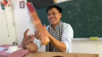 Thầy giáo đứng hình với món quà sinh nhật đầy 'tinh tế' của học trò