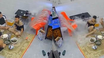 Nhóm bạn đang nhâm nhi thì được tắm... bể cá