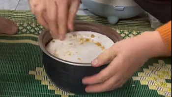 Cả nhà vả mồ hôi với chiếc đĩa 'cứng đầu'