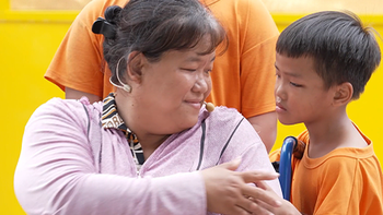 Cậu bé vỡ oà khi rút được bảng thưởng có số tiền mà mơ cũng không dám nghĩ