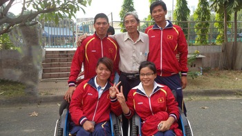 Nhớ bụi phấn trên mái tóc thầy cô - Kỳ 7: Người thầy đặc biệt của kình ngư Sa Ri