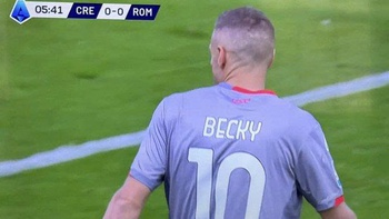 Lý do tiền đạo Jamie Vardy mặc áo đấu in tên vợ thi đấu ở Serie A