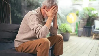 Trúng số cả trăm tỉ, ông chồng giấu vợ sống xa hoa một mình