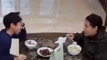 Con trai tặng quà cho mẹ siêu đáng yêu