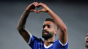 Cầu thủ Iran bị đình chỉ thi đấu vì lộ video... uống rượu