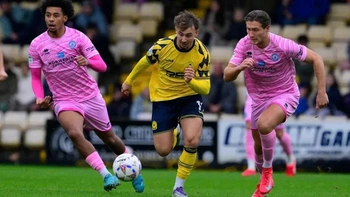 Cầu thủ ở Anh móc tiền túi hoàn vé cho CĐV sau trận thua tan nát