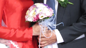 Nhiều bạn trẻ ngán ngẩm vì tìm người yêu khó như… hái sao, huống gì kết hôn