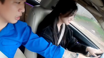 Cô gái nổi cáu vì bị thầy dạy lái xe troll