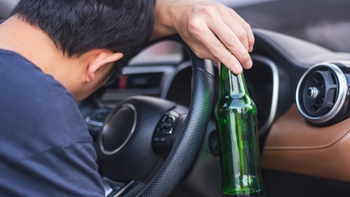 Thuê người lái hộ xe, không ngờ trúng người vừa uống rượu ở ngay bàn bên cạnh