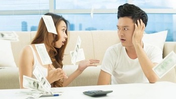 Tay trắng sau 30 năm 'nộp lương' cho vợ