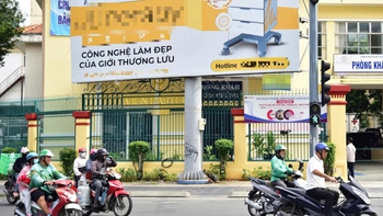 Viện Pasteur TP.HCM 'kêu cứu' vì di tích 134 tuổi chìm trong bảng quảng cáo và rác