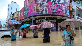 Cái kết của ông chồng thuê khách sạn cùng nhân tình nhưng bị mắc kẹt do lũ