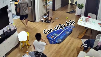 Bé trai chào muốn đứt hơi mà vẫn không thấy bác trả lời