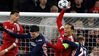 Van Dijk nhận bị mỉa mai sau pha ‘chơi bóng rổ’ ở Champions League
