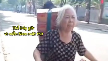 Ấm lòng cảnh cụ bà chở nhu yếu phẩm đến ủng hộ đồng bào vùng lũ