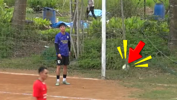 Thủ môn báo hại đội nhà thủng lưới theo cách không ai ngờ