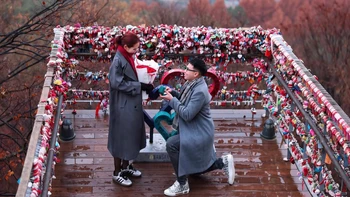 Cầu thủ vừa quỳ gối cầu hôn MC Mù Tạt là ai?