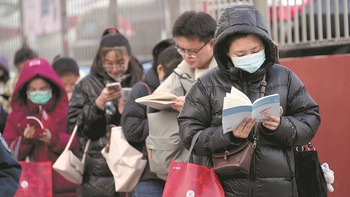 Hàng triệu người Trung Quốc đổ xô thi công chức với tỉ lệ chọi 1:97