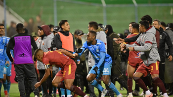 17 người bị đuổi khỏi sân vì ẩu đả tập thể sau trận đấu tại Bolivia
