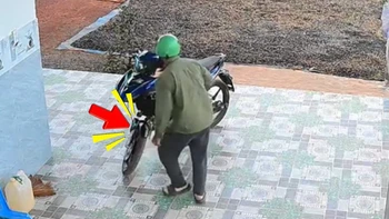 Thanh niên sững sờ nhìn bánh xe thi triển skill... 'phân thân'